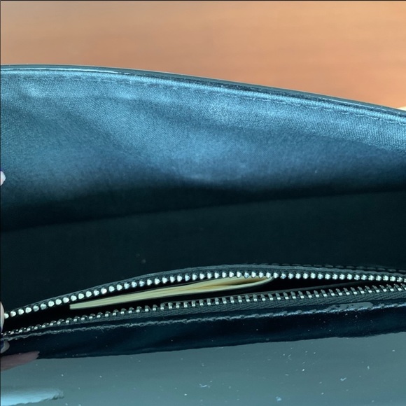 Louis Vuitton - Picture 5 of 8